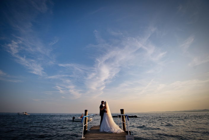 Matrimonio Verona Garda. Anna e Simone si Sposano a Verona e le Fotografie del Matrimonio le realizzano sul Lago di Garda a Punta S. Vigilio