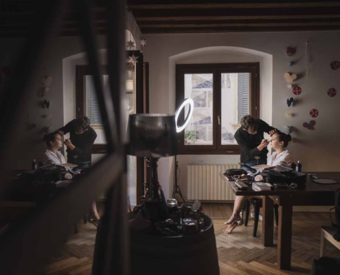 "Enfatizziamo l'atmosfera magica del vostro matrimonio, catturando la bellezza dei fiori, l'eleganza delle scarpe e l'armonia degli allestimenti."