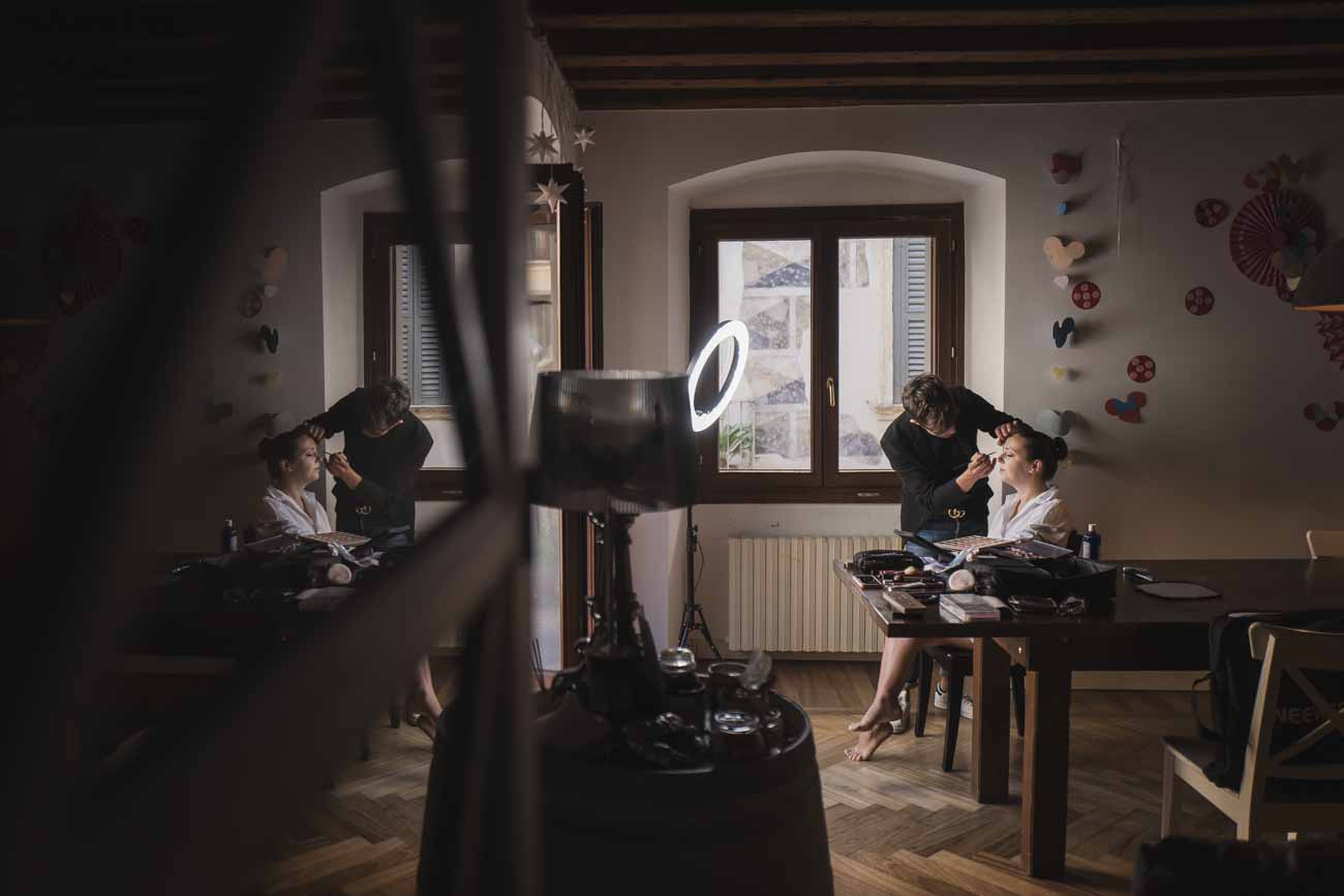 "Enfatizziamo l'atmosfera magica del vostro matrimonio, catturando la bellezza dei fiori, l'eleganza delle scarpe e l'armonia degli allestimenti."