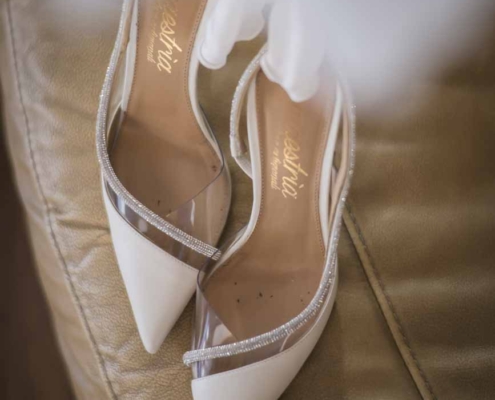 "Enfatizziamo ogni dettaglio del vostro giorno speciale: sorrisi, anelli, fiori, scarpe e allestimenti, per un racconto fotografico completo e indimenticabile."