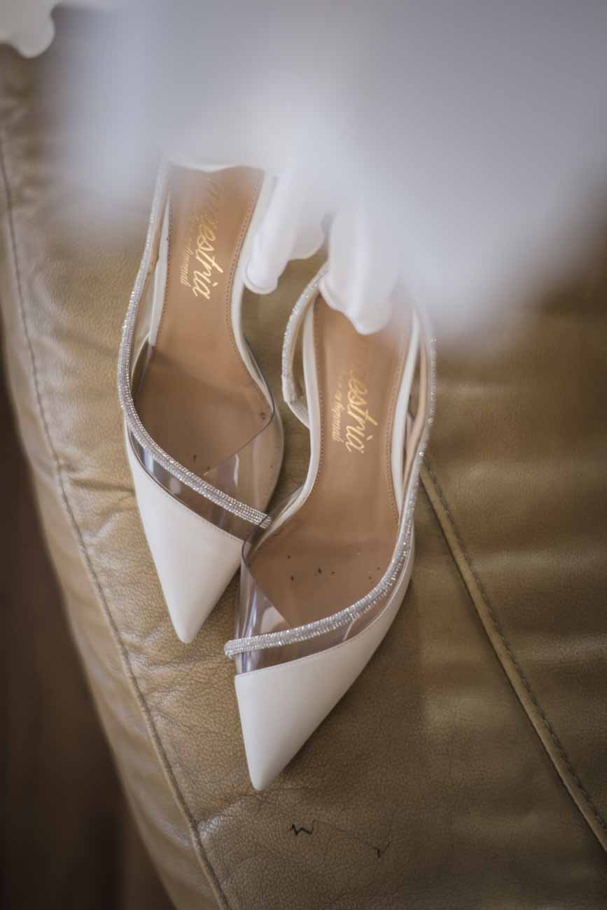 "Enfatizziamo ogni dettaglio del vostro giorno speciale: sorrisi, anelli, fiori, scarpe e allestimenti, per un racconto fotografico completo e indimenticabile."