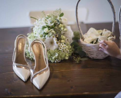 "Il ritratto di matrimonio perfetto: un sorriso radioso, fedi scintillanti, fiori profumati, scarpe eleganti e allestimenti da sogno, per un ricordo che incanta."