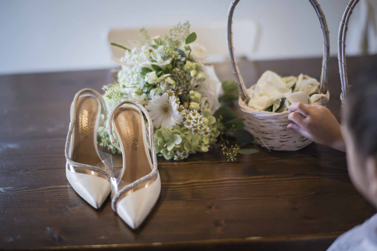 "Il ritratto di matrimonio perfetto: un sorriso radioso, fedi scintillanti, fiori profumati, scarpe eleganti e allestimenti da sogno, per un ricordo che incanta."