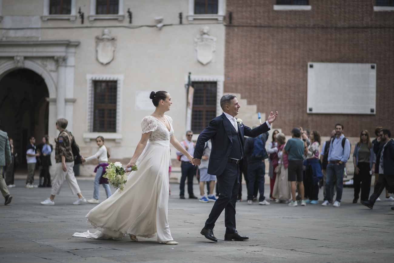 "Piazza Dante, scenario unico per le vostre foto di matrimonio."