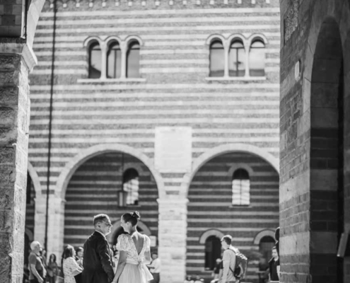 "Dal centro storico al Lago di Garda, catturiamo la bellezza del vostro amore."