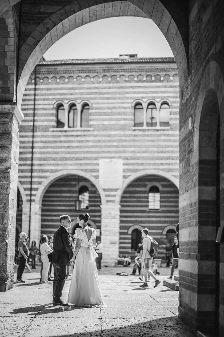 "Dal centro storico al Lago di Garda, catturiamo la bellezza del vostro amore."