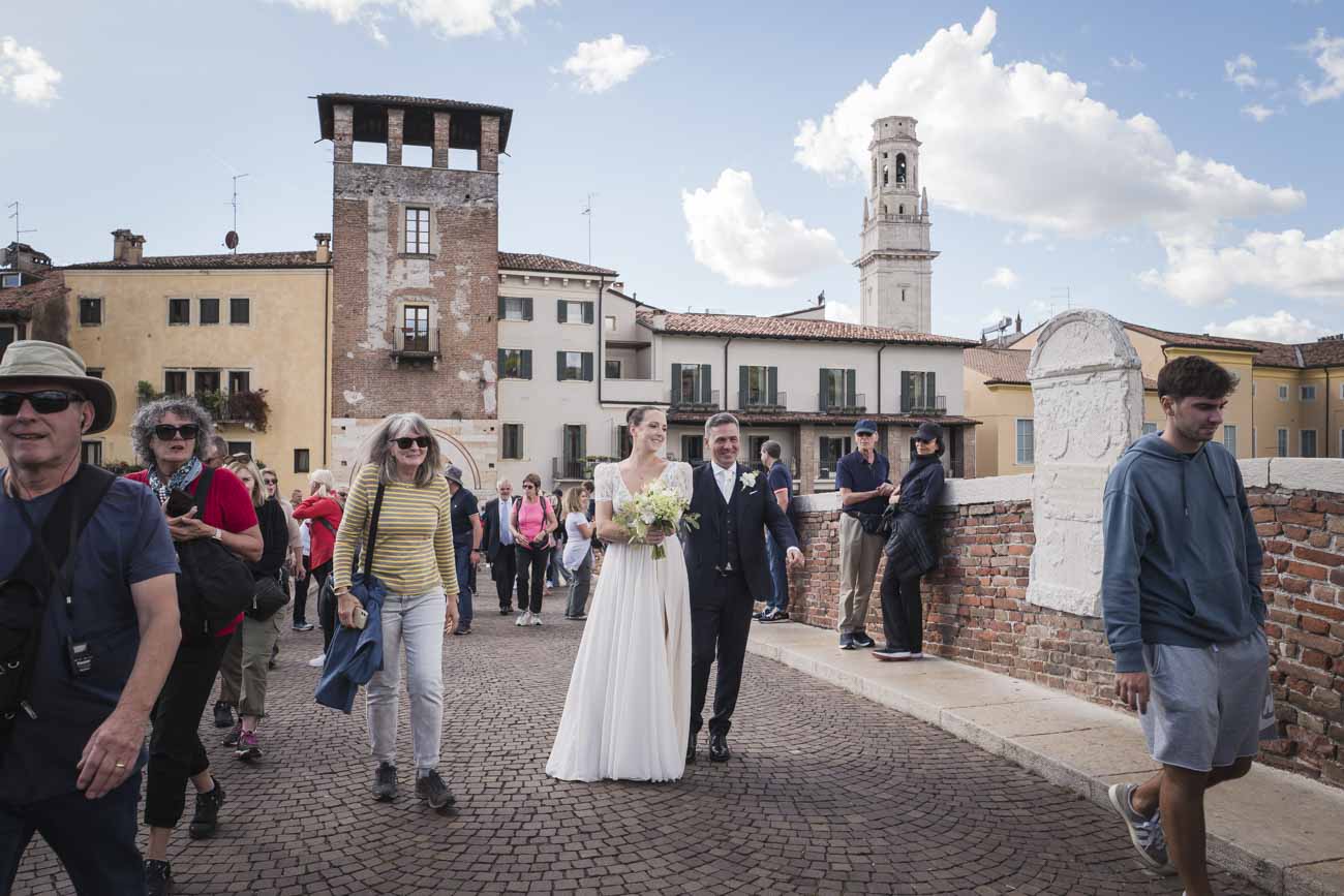ponte pietra "Verona, cornice romantica per il vostro album di nozze."